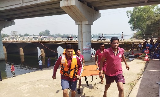 शिवनाथ नदी में गहराई में फंस गया था व्यक्ति, स्कूबा डाइविंग ... - CG Sandesh