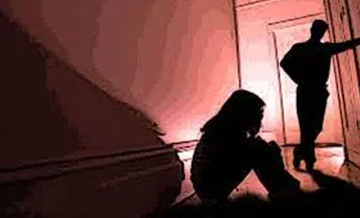 पटेवा : शादीशुदा महिला को घर में अकेला पाकर किया बलात्कार - CG Sandesh