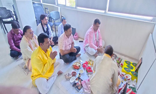 सरायपाली : जीवन बीमा कंपनी में नव वर्ष की शुरूआत पूजा अर्चना... - CG Sandesh