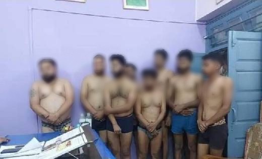 पुलिस ने पत्रकारों के कपड़े उतरवाए, मामला गर्माया तो नपे टीआ... - CG Sandesh