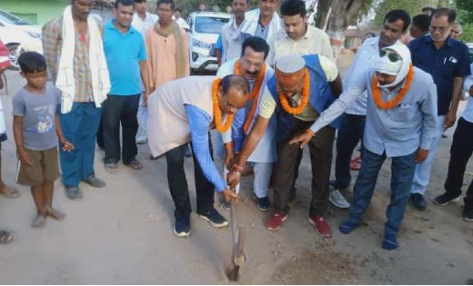 मरवाही विधानसभा के 6 गांवो में मुख्यमंत्री सुगम सड़क योजना अंतर्गत बनने वाली सी सी रोड निर्माण का विधायक डॉ के के ध्रुव ने किया भूमिपूजन
