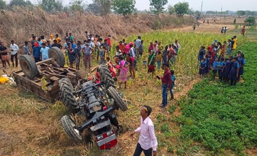सरायपाली ब्रेकिंग: ट्रैक्टर के पलटने से 4 की मौत  - CG Sandesh