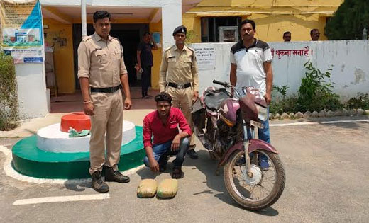 सांकरा : वाहन चेकिंग के दौरान 02 किलो गांजा जप्त.