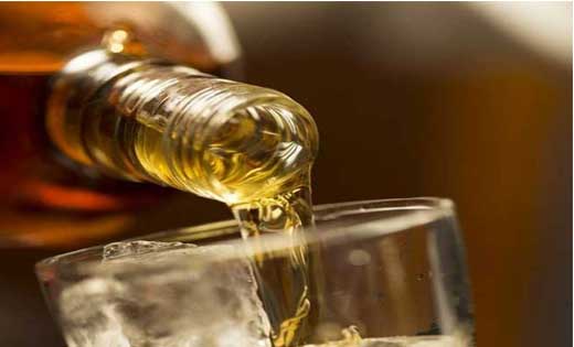 महासमुंद : लोगो को शराब पिलाते एक व्यक्ति गिरफ्तार.