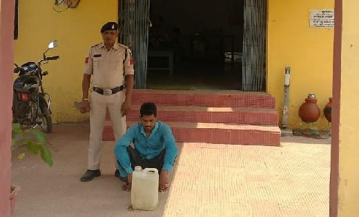 बसना : 10 लीटर हाथ भट्ठी महुआ शराब के साथ एक व्यक्ति  गिरफ्त... - CG Sandesh
