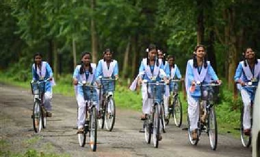 छत्तीसगढ़: सायकल वितरण के लिए स्कूल प्रबंधन द्वारा छात्राओं स... - CG Sandesh