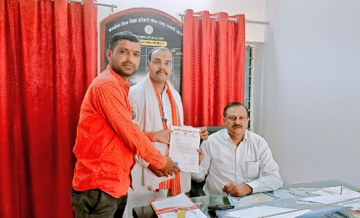 विद्यालय में शिक्षकों की नियुक्ति की मांग, जिला शिक्षा अधिकारी को स्कूल शिक्षा मंत्री के नाम सौंपा ज्ञापन