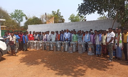 विधायक निधि से बर्तन पाकर खिल उठे ग्रामीणों के चेहरे - CG Sandesh