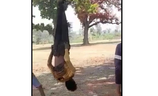 CG NEWS : पेड़ में उल्टा लटकाकर युवक को डंडे से पीटने वाले चा... - CG Sandesh
