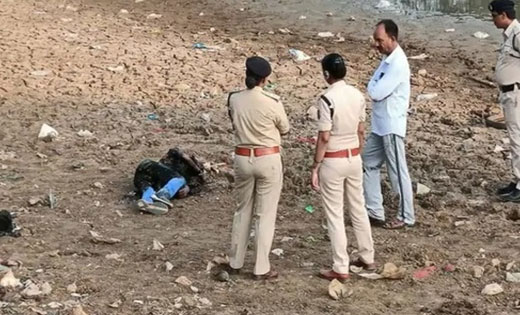 तालाब किनारे मिली युवक की अधजली लाश, गला घोंटकर हत्या करने क... - CG Sandesh