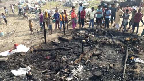 झोपड़ी में लगी भीषण आग, जिंदा जलने से एक ही परिवार के सात लो... - CG Sandesh