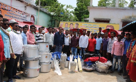 पानी का टैंकर, बर्तन और क्रिकेट किट का विधायक ने किया वितरण - CG Sandesh