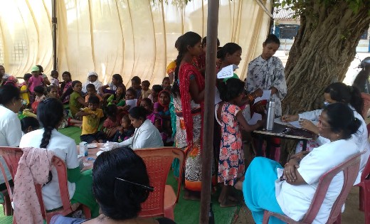 निःशुल्क स्वास्थ्य शिविर में 300 से अधिक ग्रामीणों ने लिया ल... - CG Sandesh