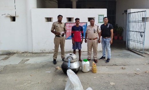 पिथौरा : 20 लीटर हाथ भट्ठी महुआ शराब के साथ एक आरोपी गिरफ्ता... - CG Sandesh