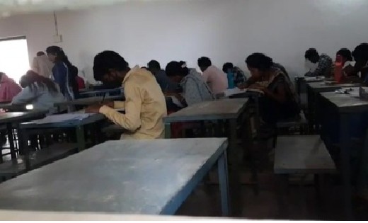 CG news : 10 वी की परीक्षा में उत्तर बताते नजर आयी ड्यूटी पर... - CG Sandesh