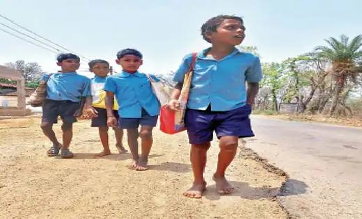  तपती दोपहरी में नंगे पैर बच्चों को जाना पड रहा स्कूल, मदद क... - CG Sandesh