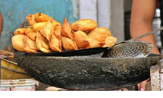 30 साल से टॉयलेट में समोसे बनाकर बेच रहा था दुकानदार, अधिकार... - CG Sandesh
