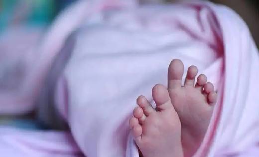 नर्स के हाथ से फिसलकर जमीन पर गिरा नवजात बच्चा , हुई मौत - CG Sandesh