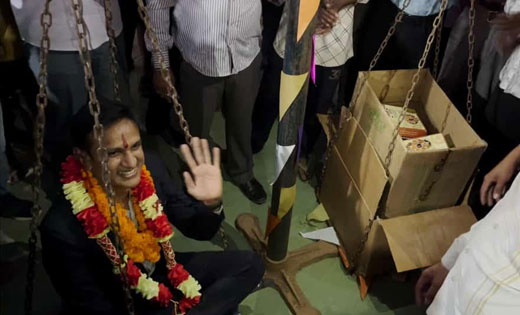 गुरू का ऐसा सम्मान भाव विभोर हुआ पूरा गांव, लड्डू से तौले गए... - CG Sandesh