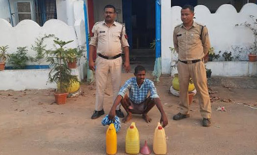 पटेवा : 15 लीटर हाथ भट्ठी देशी महुआ शराब के साथ एक गिरफ्तार - CG Sandesh