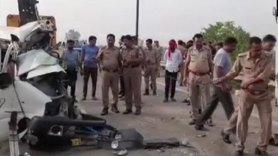 एंबुलेंस और कैंटर में जोरदार भिड़ंत, 7 लोगों की मौत, CM ने जत... - CG Sandesh