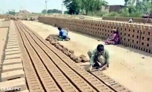 छत्तीसगढ़ के श्रमिकों को झारखंड में बंधक बनाकर करवाया जा रहा ... - CG Sandesh