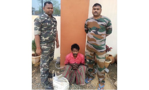सरायपाली : अवैध रूप से शराब‍ बीक्री करते 15 लीटर देशी महुआ श... - CG Sandesh