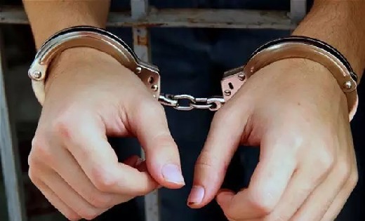 बसना : खेत में बनी झोपड़ी से 30 लीटर महुआ शराब के साथ एक गिरफ्तार