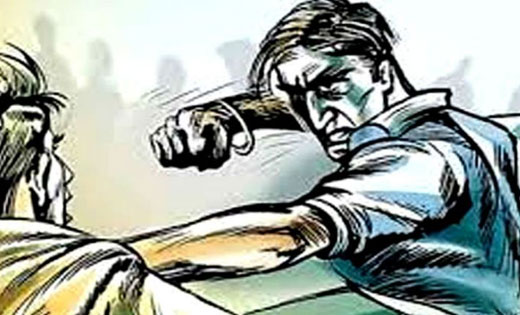 पिथौरा : सार्वजनिक नल में पानी भरने की बात को लेकर हाथ मुक्का व थप्पड से मारपीट.