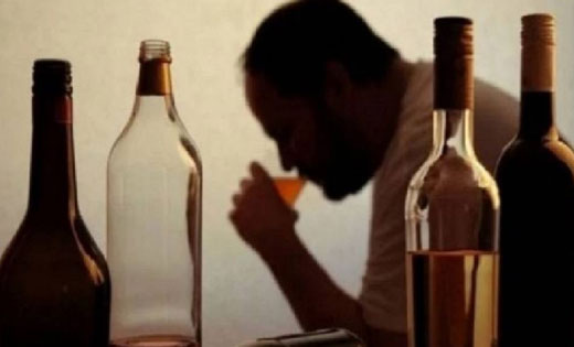 सांकरा : रोड किनारे लोगों को शराब पीने पिलाने की सुविधा उपलब्ध कराते एक गिरफ्तार.