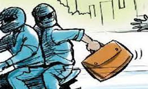 बसना : मोबाईल एवं 20 हजार रूपये लूटकर भागे दो व्यक्ति.