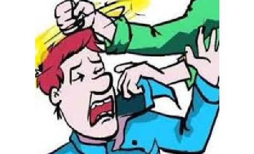 खल्लारी : जमीन को दुसरे के पास बेचे हो कहकर हाथ मुक्का से मारपीट