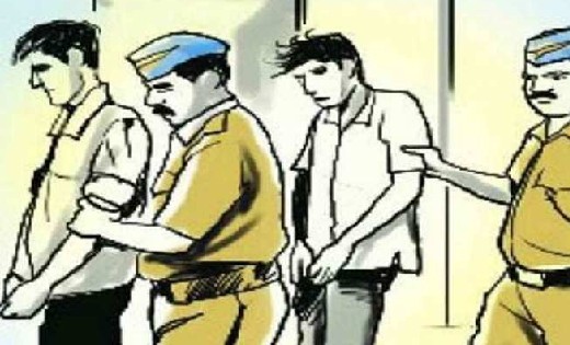 सरायपाली : लोगो को शराब पिलाते दो व्यक्ति रंगे हाथ गिरफ्तार
