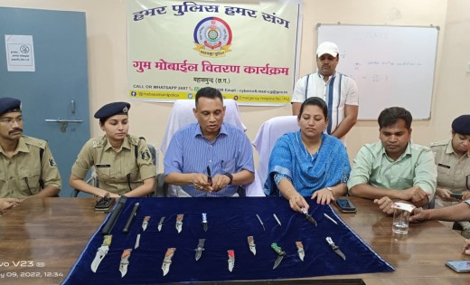 महासमुंद : ऑनलाइन चाकू मंगवाने वालों को दी गई समझाइस, 20 नग विभिन्न प्रकार के चाकू जप्त