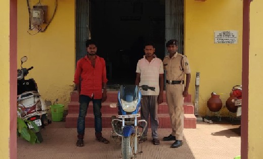 बसना : भंवरपुर से चोरी हुई मोटरसायकल बरामद, 2 आरोपी गिरफ्तार - CG Sandesh