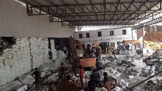 ब्रेकिंग : फैक्ट्री की दीवार गिरने से 12 मजदूरों की मौत, कई ... - CG Sandesh