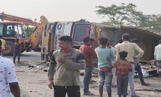 काली मंदिर के पास एक ट्रक पलटने से आठ मजदूरों की दर्दनाक मौत... - CG Sandesh