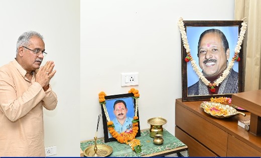 मुख्यमंत्री ने दिवंगत पायलट कैप्टन गोपाल कृष्ण पंडा के घर पहुंचकर उन्हें दी श्रद्धांजलि, रायपुर में हेलीकॉप्टर क्रेश में हुई थी मौत