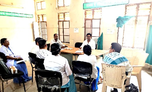 सरायपाली : स्वास्थ्य पर्यवेक्षको के समीक्षा बैठक में दिया गय... - CG Sandesh