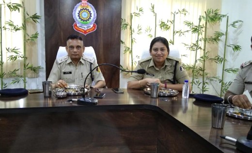 अन्तराष्ट्रीय मजदूर दिवस पर महासमुंद पुलिस अधीक्षक विवेक शुक्ला ने जिले के अधिकारियों व कर्मचारियों के साथ बैठकर लिया बोरे बासी का आनंद