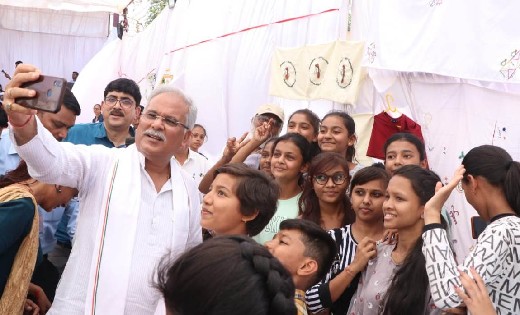 मुख्यमंत्री ने बच्चों संग लिया गर्मी की छुट्टियों वाली स्कूल... - CG Sandesh
