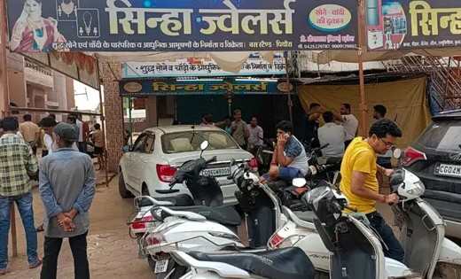 पिथौरा : शटर तोड़कर लाखों के गहने ले गए चोर, कैमरे में कैद हु... - CG Sandesh