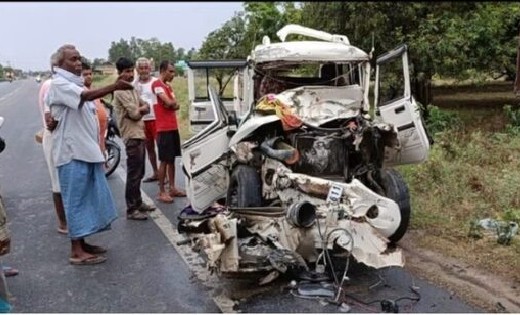 खड़ी ट्रेलर से टकराई बारातियों  से भरी बोलेरो, 7 लोगों की हुई... - CG Sandesh