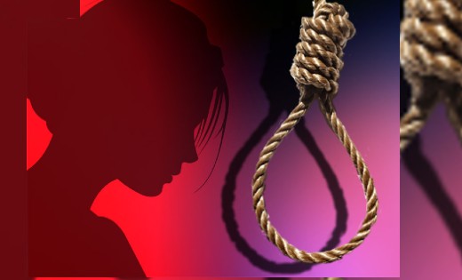 पटेवा : खेत में फांसी के फंदे पर झूली महिला - CG Sandesh