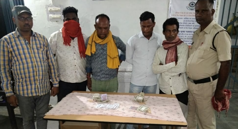 महासमुंद : 52 पत्ती ताश, नगदी रकम 9800 के साथ चार व्यक्ति  ग... - CG Sandesh