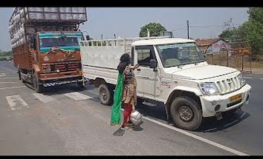बसना : मीना बाजार में आये बहरूपियों ने नेशनल हाइवे पर की उगा... - CG Sandesh