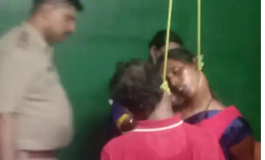 एक ही परिवार के चार लोगों की लॉज में लाश मिली.... - CG Sandesh