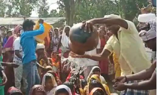 इस जिले में आदिवासियों की अलग परंपरा, अग्नि की जगह पानी को स... - CG Sandesh