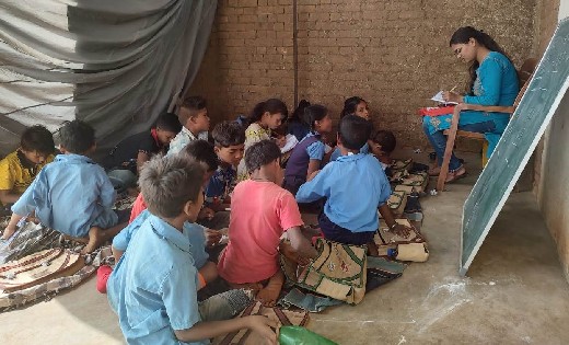 ईंट-भट्ठे में कार्यरत श्रमिकों के बच्चे विभिन्न गतिविधियों स... - CG Sandesh