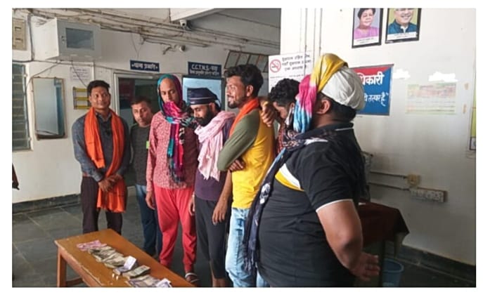 पिथौरा : निर्माणाधीन मकान में घेराबंदी कर अवैध जुआ खेलते रंग... - CG Sandesh